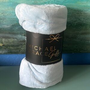 New 50 x 72 Super Soft Pale Blue Blanket/ Throw